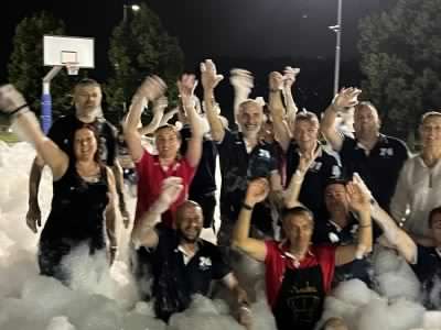 Uno «schiuma party» per festeggiare i loro 50 anni