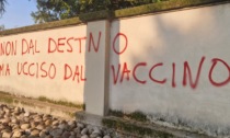 Cimitero sfregiato da scritte «No vax»: «E’ un atto di delinquenza»