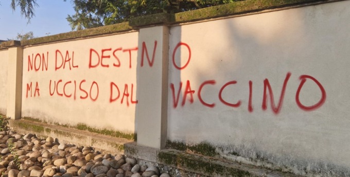 Cimitero sfregiato da scritte «No vax»: «E’ un atto di delinquenza»