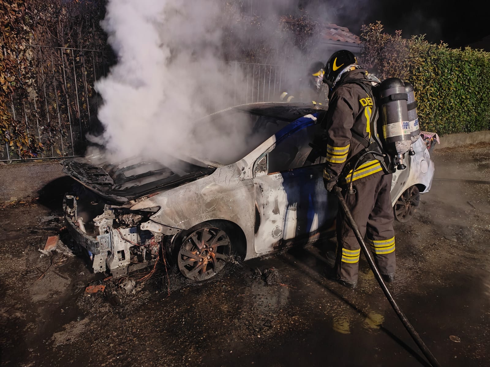 Castiglione Olona auto bruciate pompieri vigili del fuoco