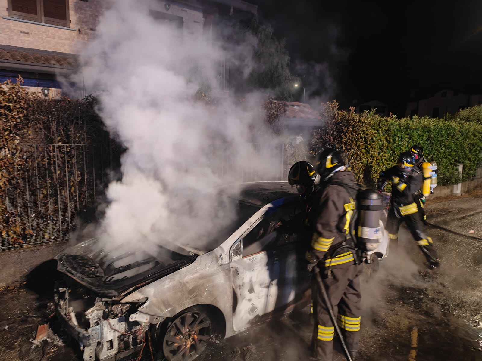 Castiglione Olona auto bruciate pompieri vigili del fuoco