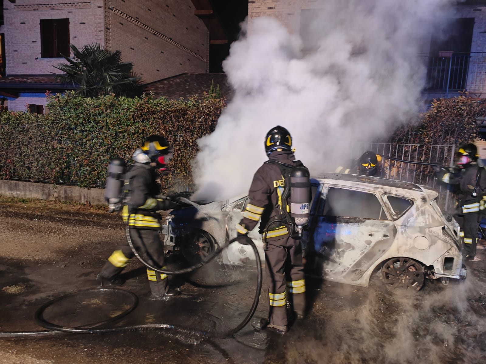 Castiglione Olona auto bruciate pompieri vigili del fuoco