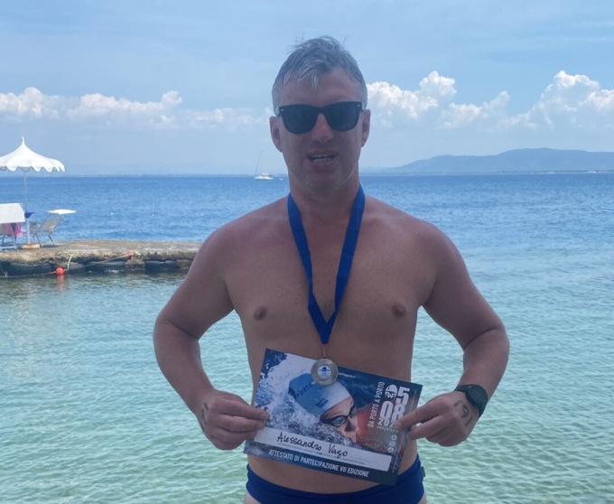 Impresa di Alessandro Vago che nuota 22 chilometri intorno all’Argentario