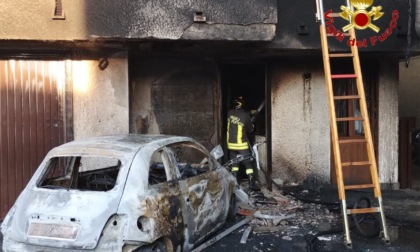 Auto, moto e taverna in fiamme: due intossicati