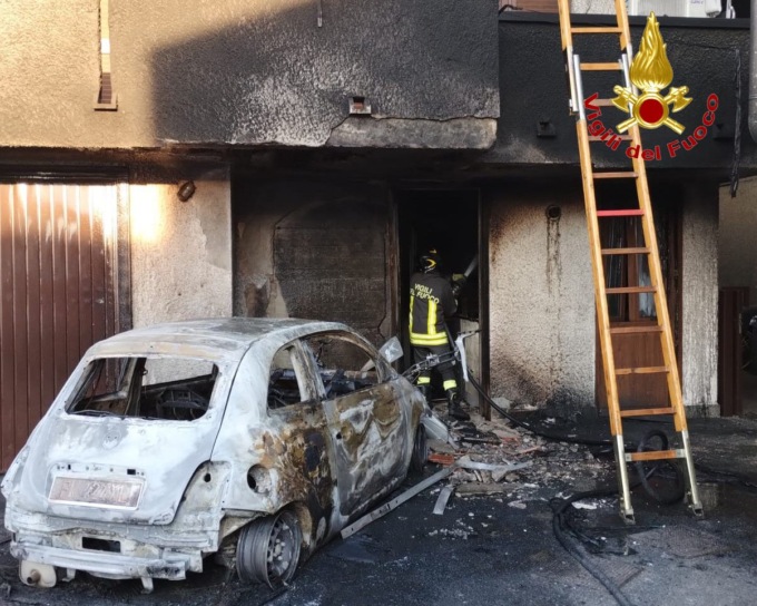 Auto, moto e taverna in fiamme: due intossicati