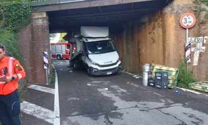 Camion incastrato nel sottopasso: treni bloccati