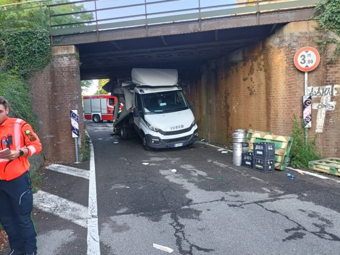 Camion incastrato nel sottopasso: treni bloccati