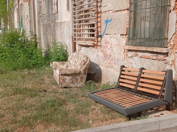 Divani, materassi e sacchi di rifiuti: gli ispettori ambientali controllano Saronno