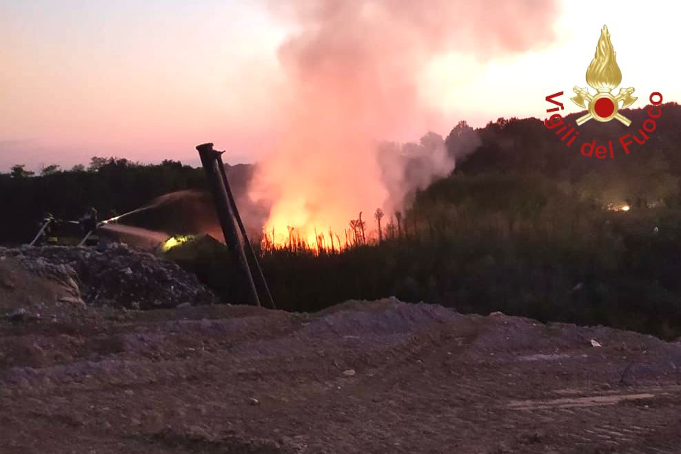 Mozzate incendio discarica regionale Econord vigili del fuoco