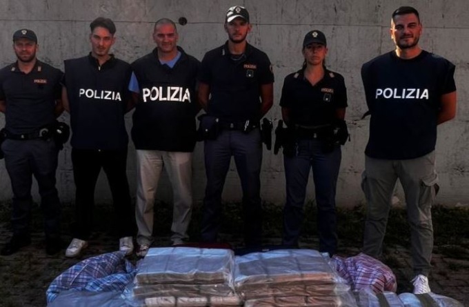 Un quintale e mezzo di hashish nascosto tra i copertoni
