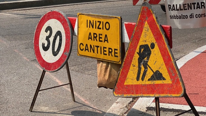 Saronno, lavori di scavo in via Pola