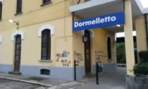 Si sfidano in stazione a colpi di bottiglia