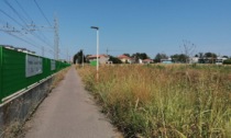 Area verde vicino alla stazione lasciata al degrado