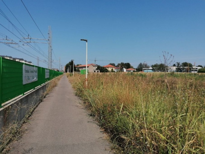 Area verde vicino alla stazione lasciata al degrado