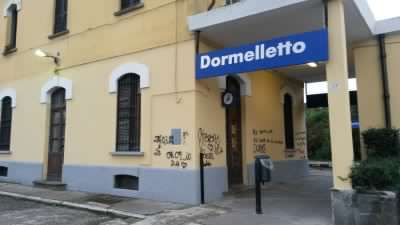 Si sfidano in stazione a colpi di bottiglia