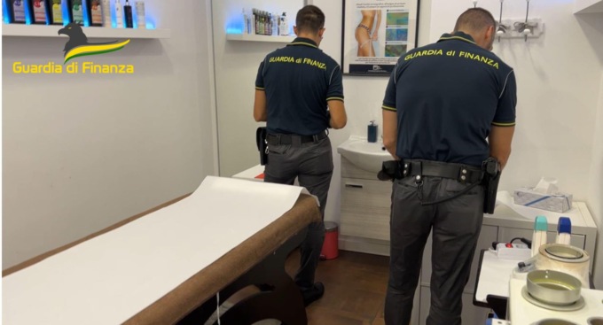 Prostituzione all’interno del centro benessere: arrestate due persone