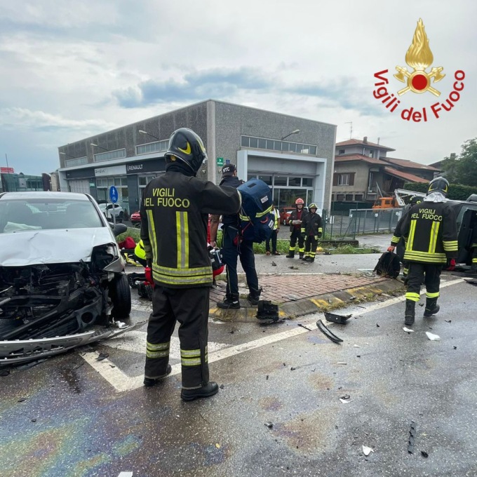Incidente alla rotonda: intervento in codice rosso, soccorse tre persone