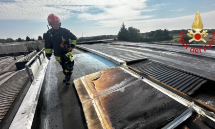 Incendio sul tetto di un'azienda: intervengono i pompieri