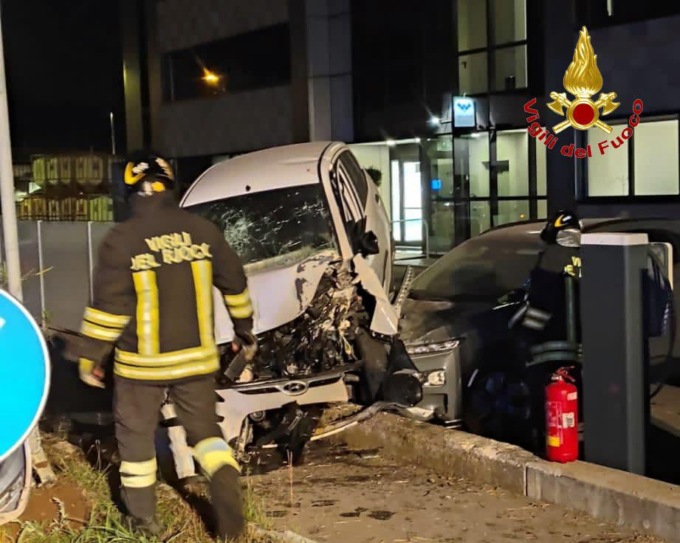 Auto esce di strada e si ribalta: intervengono i Vigili del Fuoco