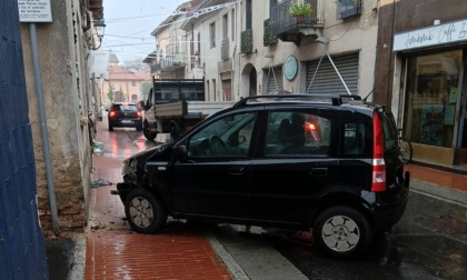 Perde il controllo dell'auto, investe un uomo e fugge: rintracciato e denunciato