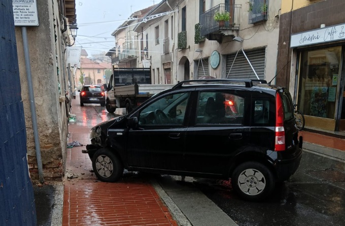 Perde il controllo dell’auto, investe un uomo e fugge: rintracciato e denunciato