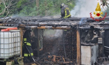 Incendio di una legnaia: intervengono i Vigili del fuoco