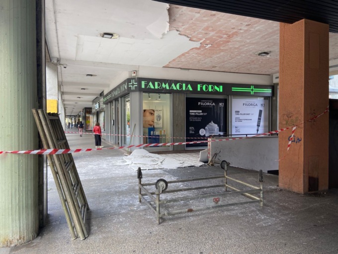 Crolla il controsoffitto sotto i portici: paura in centro a Saronno