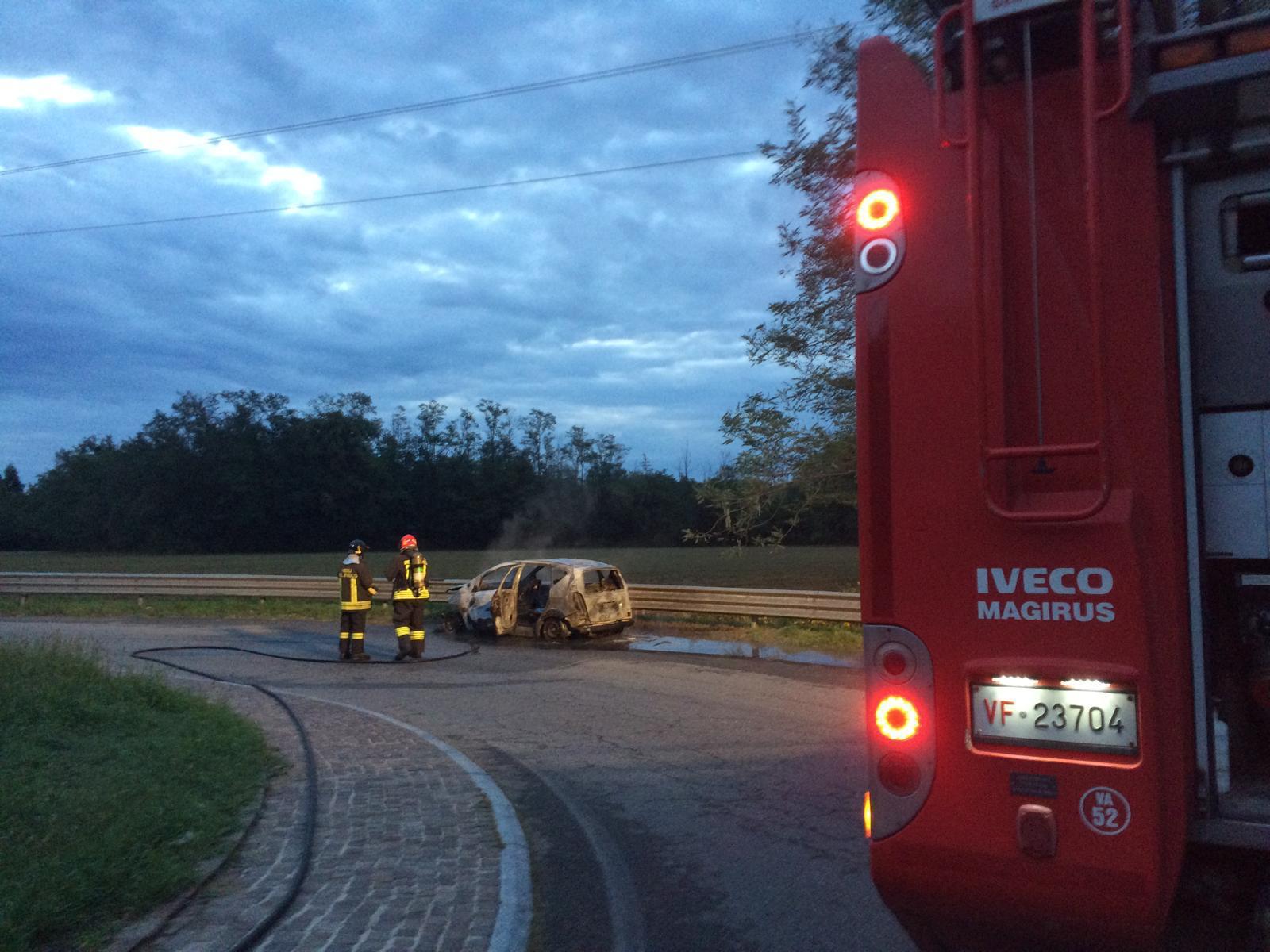 incendio auto Cairate