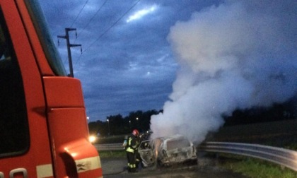 Incendio di un'auto in strada: il conducente è riuscito a fuggire