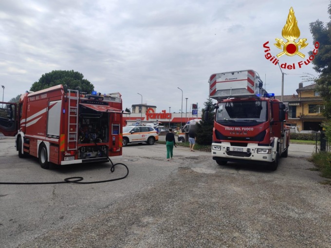 Incendio in un locale: intervengono i Vigili del Fuoco