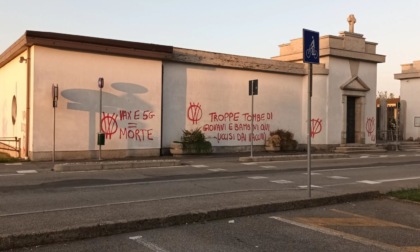 Scritte no-vax fuori dal cimitero di Cirimido