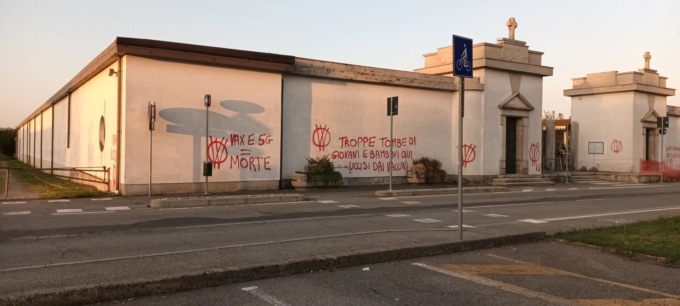 Scritte no-vax fuori dal cimitero di Cirimido