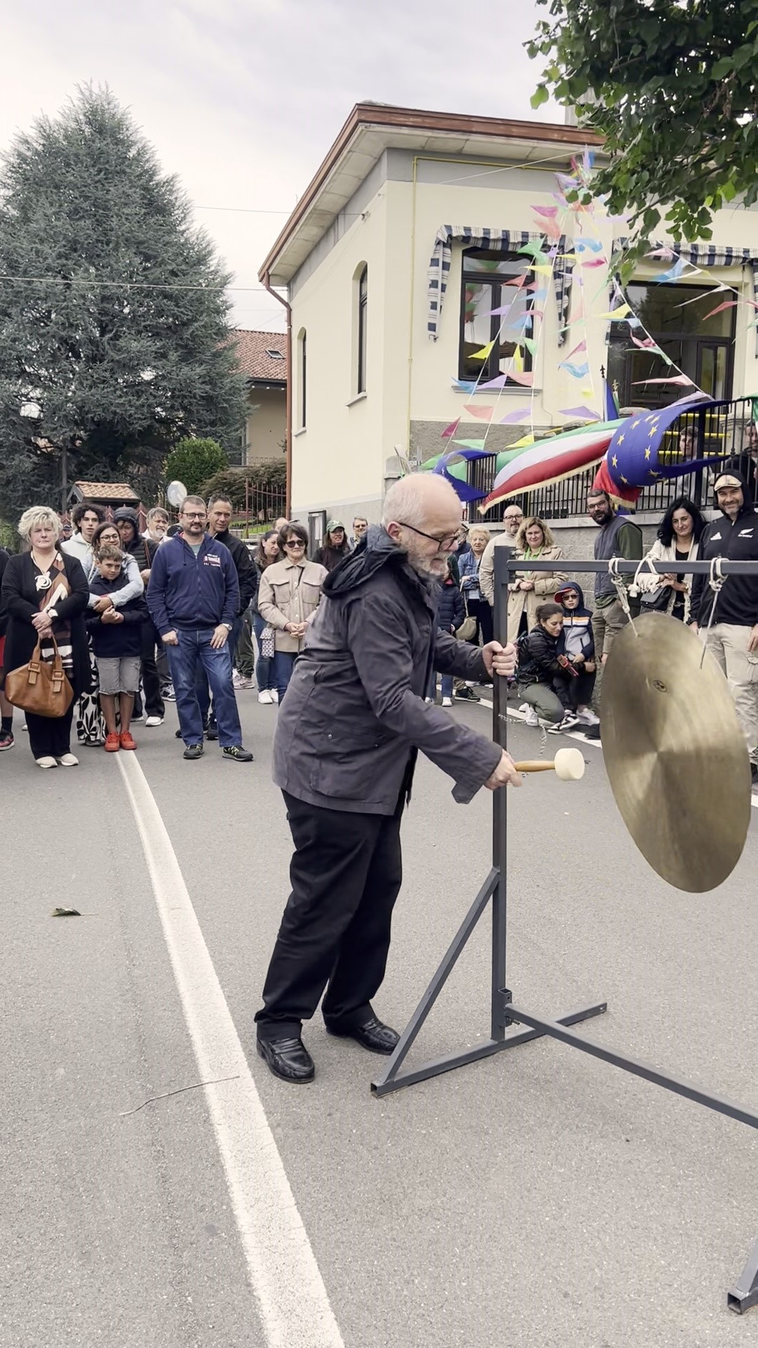 Associazione La verdi Musica Arte e Spettacolo parroco suona il gong ok inaugurale