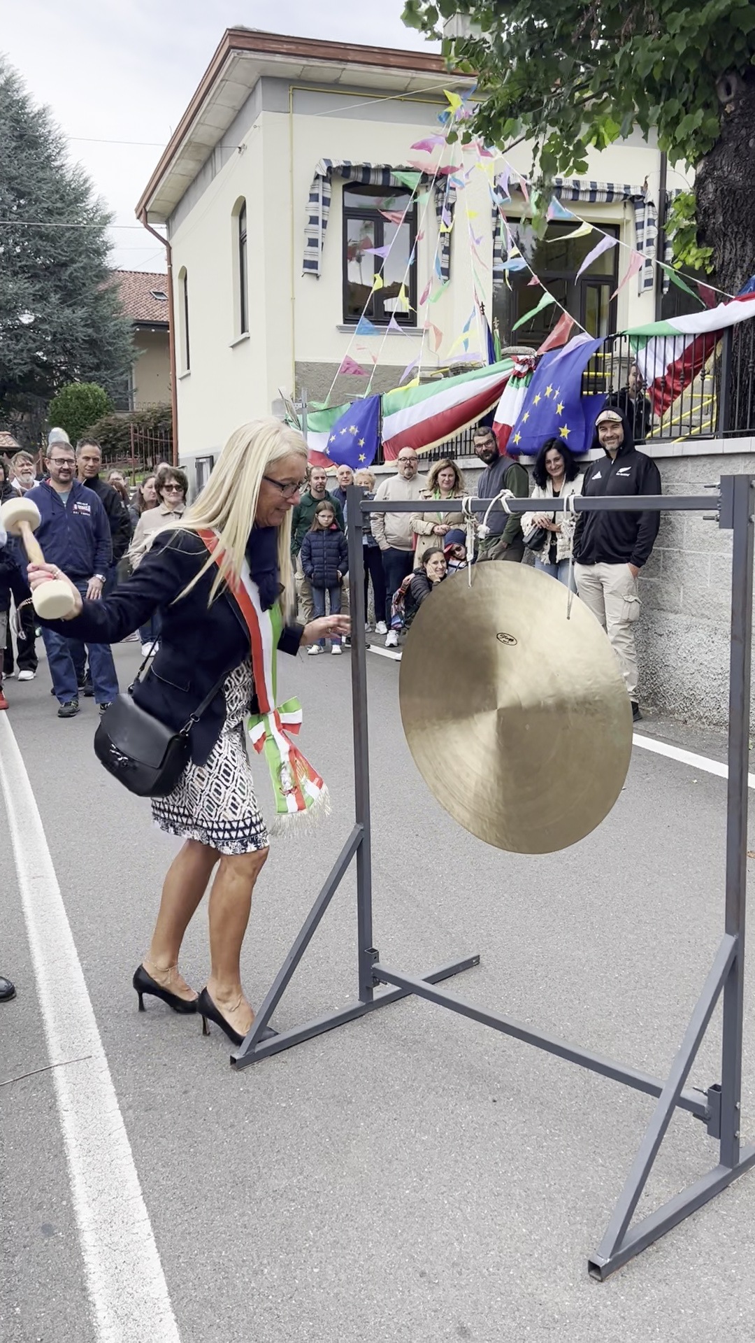 Associazione La verdi Musica Arte e Spettacolo sindaco suona gong inaugurale