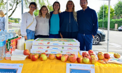 Mele e focaccine per accogliere gli studenti il primo giorno di scuola