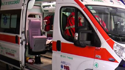 Si ribalta in mezzo alla carreggiata in ospedale una ragazza di 25 anni