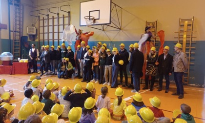 Festa con i bambini per la partenza dei lavori della nuova scuola di Saronno