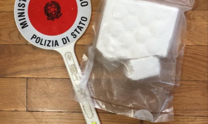 Mezzo chilo di cocaina in auto: arrestato