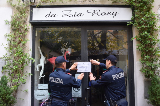 Clienti ubriachi e molesti: il Questore chiude per 10 giorni il bar “Da zia Rosy”