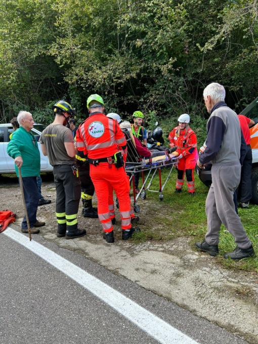 Cade lungo i sentieri del Pianbosco, salvata dai Vigili del Fuoco