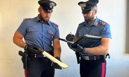 Aggredisce i vicini e li minaccia di morte con un machete, arrestato 31enne