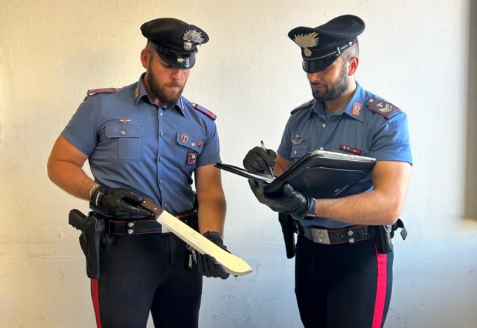 Aggredisce i vicini e li minaccia di morte con un machete, arrestato 31enne