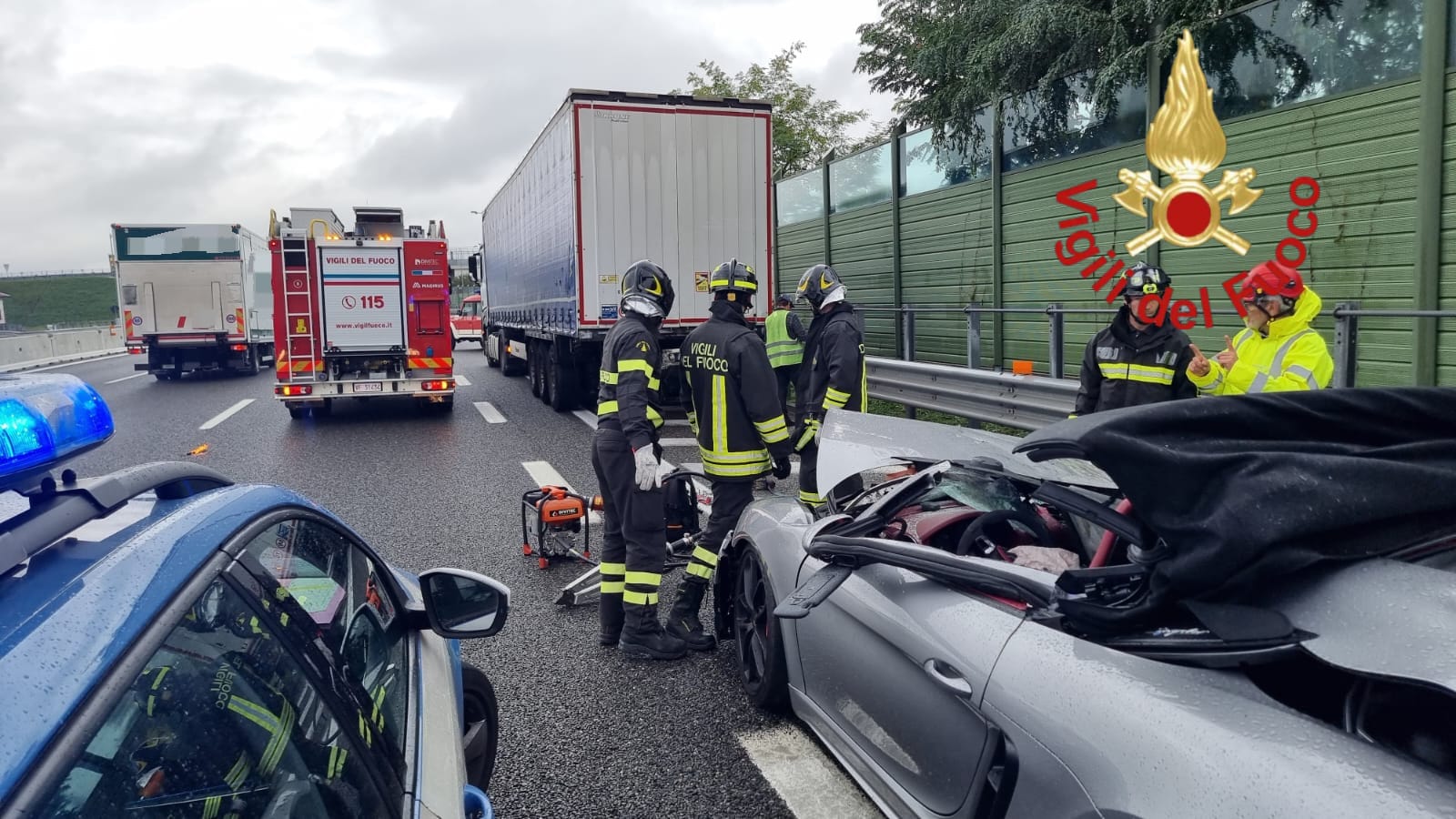 auto incastrata sotto il camion