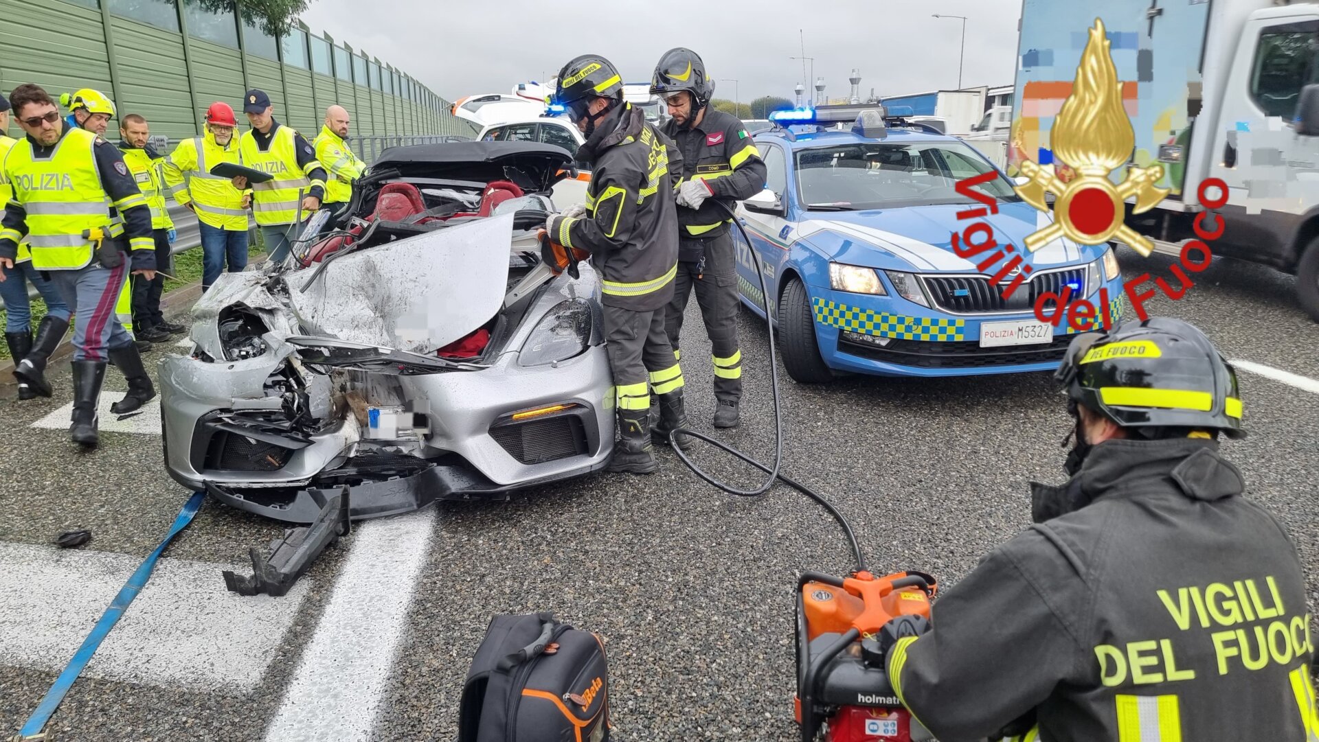 auto incastrata sotto il camion