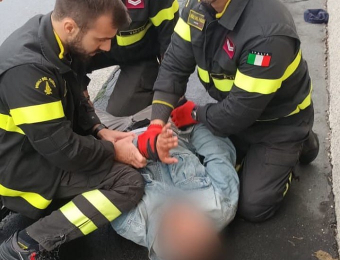 Scippo fuori dal Tigros di Busto, ladro fermato dai Vigili del Fuoco