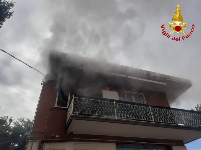 Appartamento in fiamme a Carnago