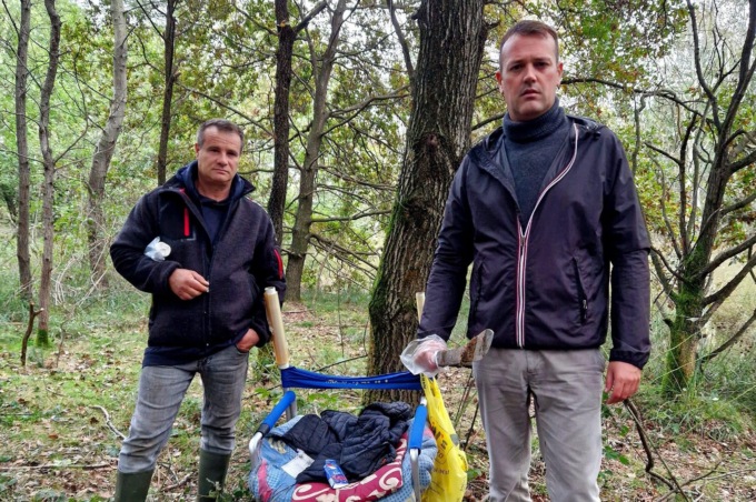 In cerca di funghi, l’ex sindaco scopre un bivacco di spacciatori