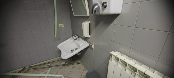 Furto alla stazione di servizio: il ladro scappa dalla finestra del bagno