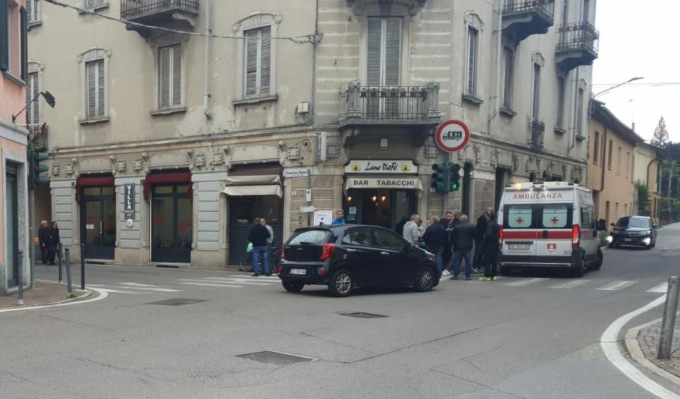 Ha un malore in auto e si scontra con un altro automobilista
