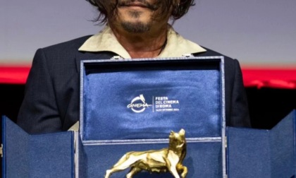 Johnny Depp con la statua creata da un saronnese